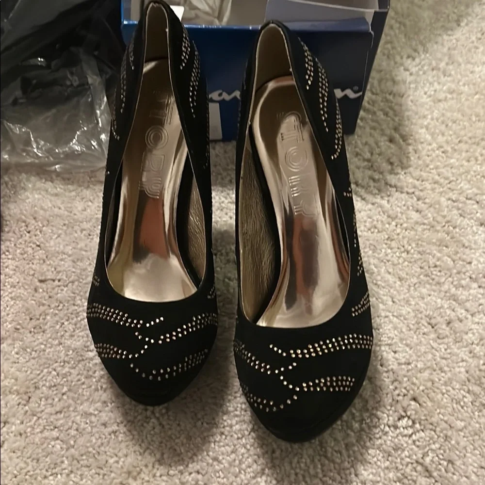 Elegant Black and Gold Women's Heels - Picture 3 of 4